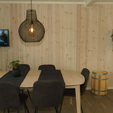 Lilleeideholmen Sjøhusutleie * Hag